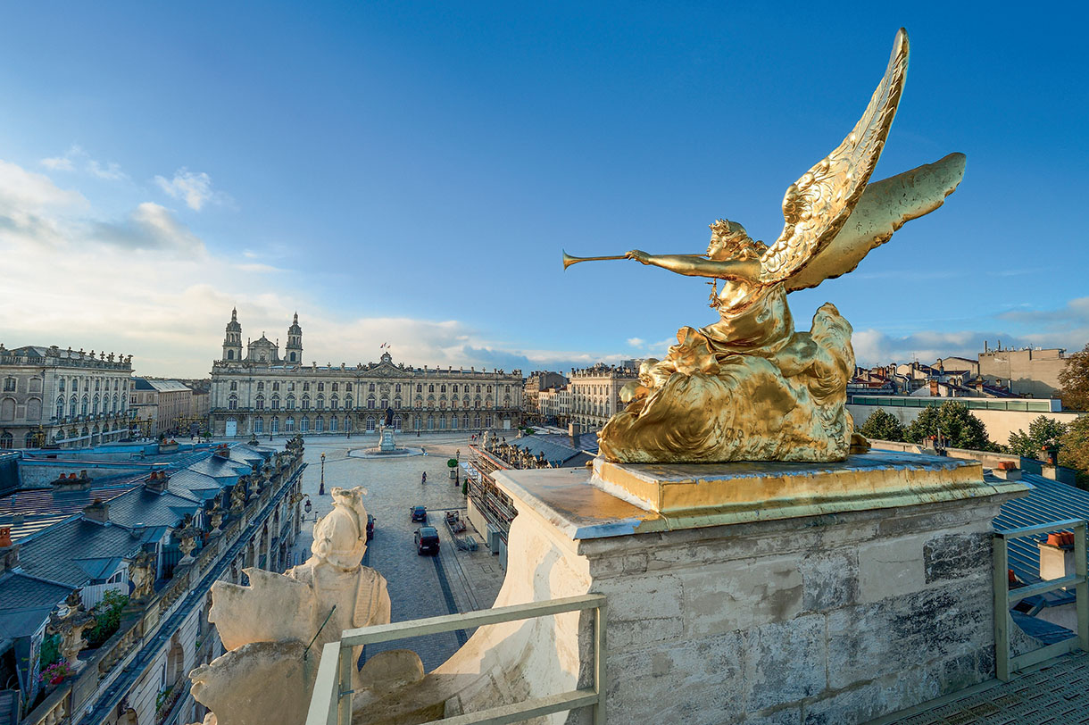 France, Meurthe-et-Moselle (54), Nancy, place Stanislas (ancienne Place Royale) construite par Stanislas Leszczynski, roi de Pologne et dernier duc de Lorraine au XVIIIe siècle, classée Patrimoine Mondial de l'UNESCO, statue de l'Arc de Triomphe (la Porte Héré), l'Hotel de ville et la cathédrale en arrière plan//France, Meurthe-et-Moselle, Nancy, Place Stanislas (former Place Royale) built by Stanislas Leszczynski in the 18th century, listed as World Heritage by UNESCO, statue on the Triumph Arch (Here Gate), the City Hall and the Cathedral in the background